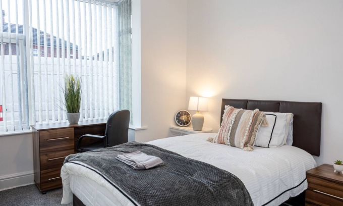 Salford House | Inviting 4-Bed Guest House in Salford with Family Amenities