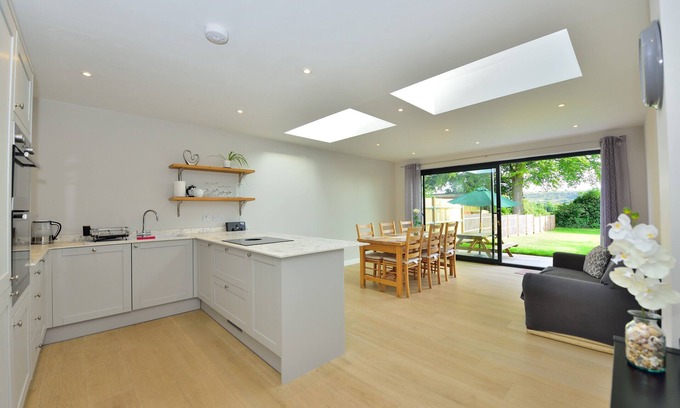 Winchester House | Welcoming 4-Bed House in Winchester with Free Parking