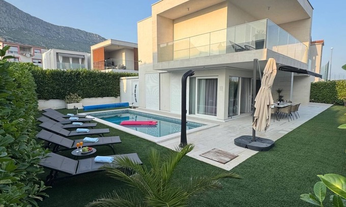 Kastel Gomilica Villa | Charming 4-bedroom villa with WiFi, AC in delightful Kaštel Gomilica