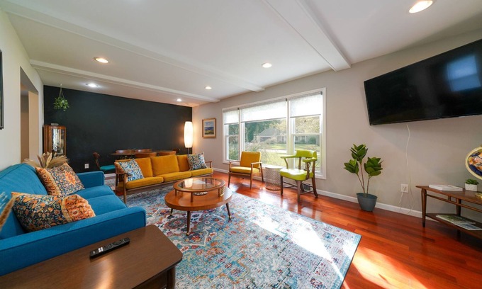 Beverly Hills House | Charming 4-bedroom house on a half-acre lot in a beautiful neighborhood.
