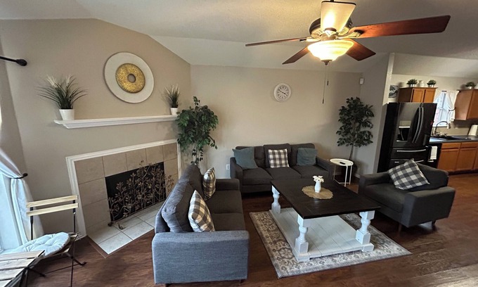Grand Prairie House | Charming 4 bedroom house with spacious backyard, AC and WiFi in Grand Prairie