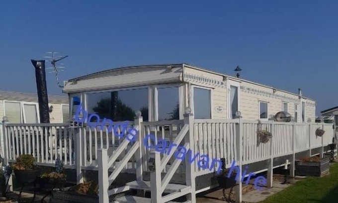 Skegness Cabin | Family-Friendly 4-Bedroom Caravan in Skegness with Kitchen