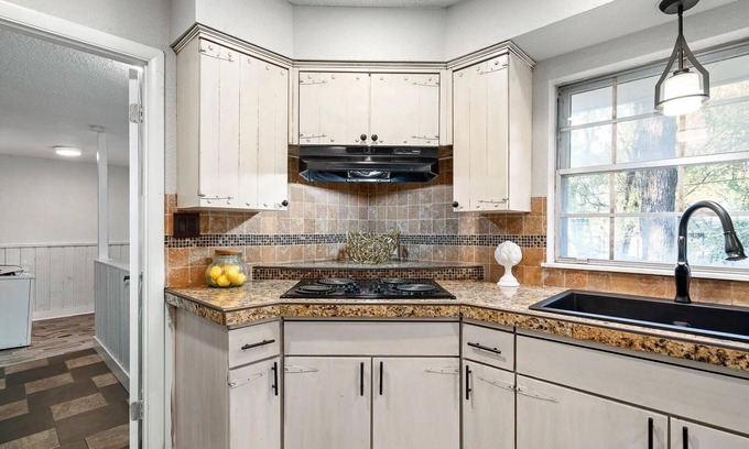 Brook Creek House | Charming 4-bedroom bungalow with AC and WiFi in Lawrence