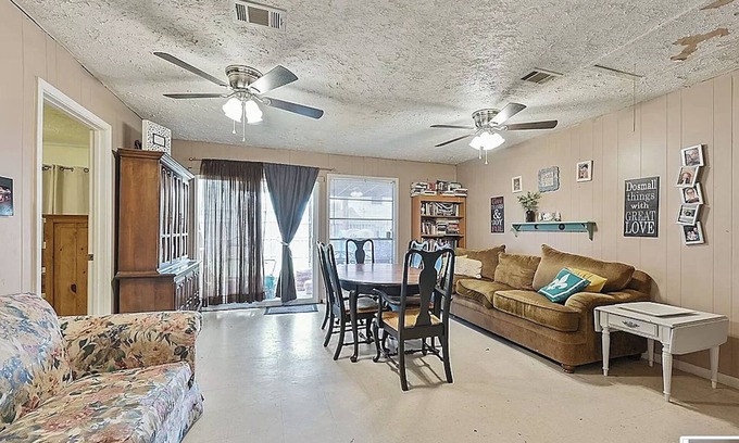 Bryan House | Charming 4-bedroom family home with AC and WiFi in Bryan with plenty of room!