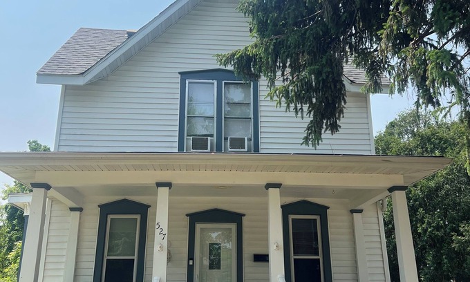 Eau Claire House | Charming 4-bedroom house with WiFi in Eau Claire near Water Street and Campus.