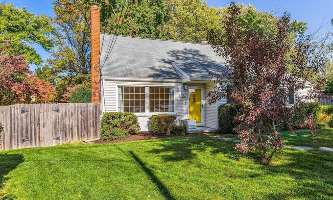 Annandale House | Charming 4-bedroom house with huge, fenced yard and fitness room in Annandale