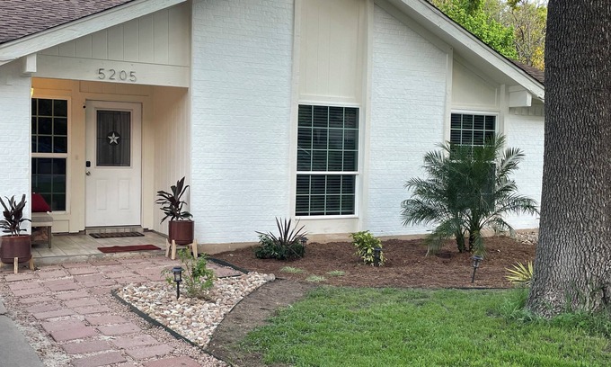 West Congress House | Charming 4-bedroom house with Beautiful Outdoor space in Austin