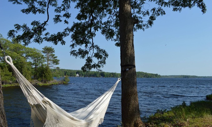 Havelock-Belmont-Methuen House | Idyllic 4-Bedroom Island Getaway Cottage with Lake Views