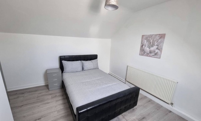 Liverpool House | Charming 4-Bedroom | Sleeps 8| at Andrew St!