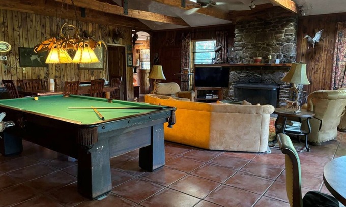 Scobey Cabin | Charming 4-bedroom cabin in Coffeeville with lake and nature trails