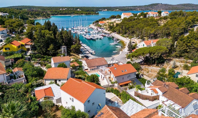 Cove Makarac (Milna) Villa | Charming 4-BR Villa with Heated Pool and Sea Views, Close to Beach