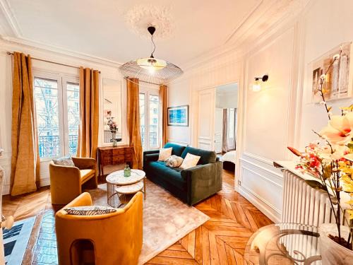 Quartier du Gros-Caillou Apartment | Elegant 4-Room Flat near Eiffel Tower - Family Friendly