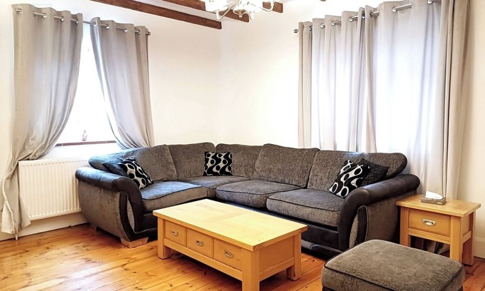 Lancing House | Charming 4B Bungalow w/Garden Near Beach and Downs