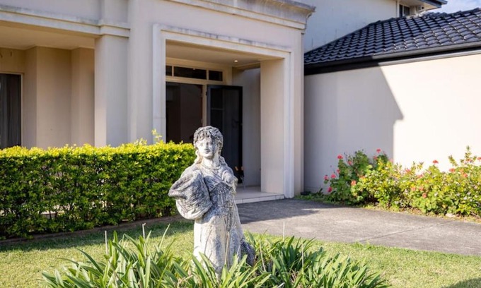 Calamvale House | Inviting 4BR House with Cozy Garden Retreat