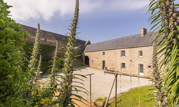 Saint-Germain-des-Vaux Cottage | Gite La Hague: 4 Bedrooms, Spa & Family-Friendly Comfort