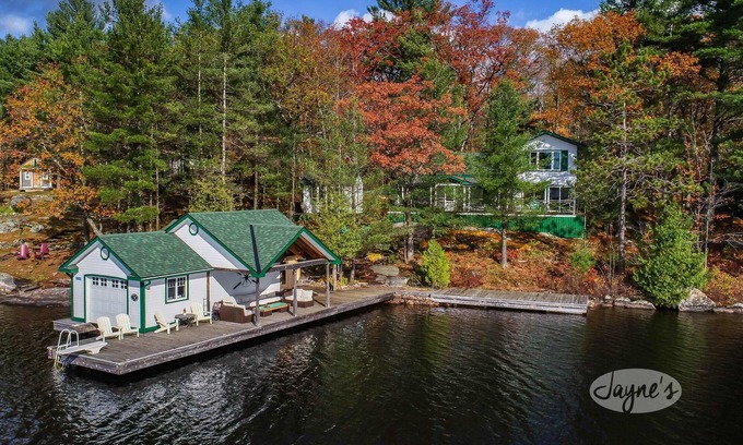 Bala Cottage | Relaxing Island Cottage on Lake Muskoka with Sauna & More