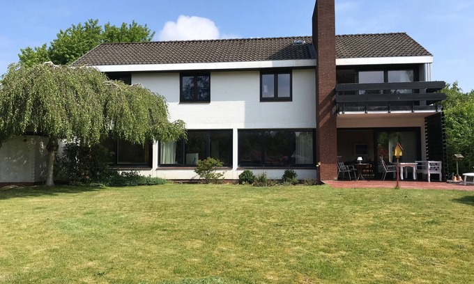 Heide House | Inviting 70s House with a Large Garden & Family-Friendly Amenities