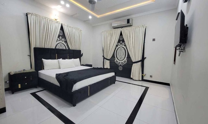 Islamabad Bed & Breakfast | Charming 9-bedroom B&B with WiFi and AC in enchanting Islamabad
