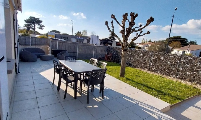Saint-Palais-sur-Mer Apartment | Cozy Apartment Steps from the Beach with Ocean View