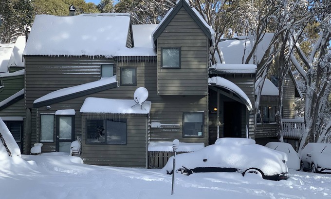 Dinner Plain Ski Chalet | Pet-Friendly Alpine Chalet 'Faithfulls' with Spa & Hot Tub