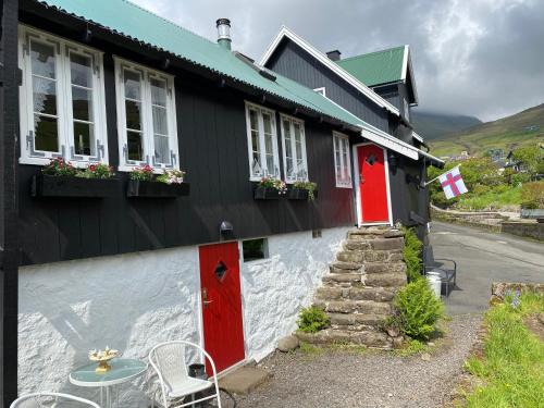 Kvivik House | Heritage Retreat in Kvívík by the River - 4-Star Stay