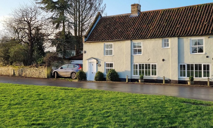 South Creake Cottage | Perfectly Located Hotel with Lake View & Pet-Friendly Options