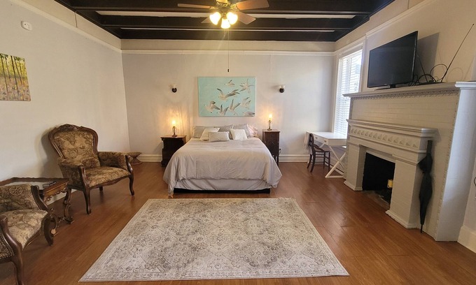Rockford Apartment | Classic 1 Br Apartment Near River & Downtown with Spa