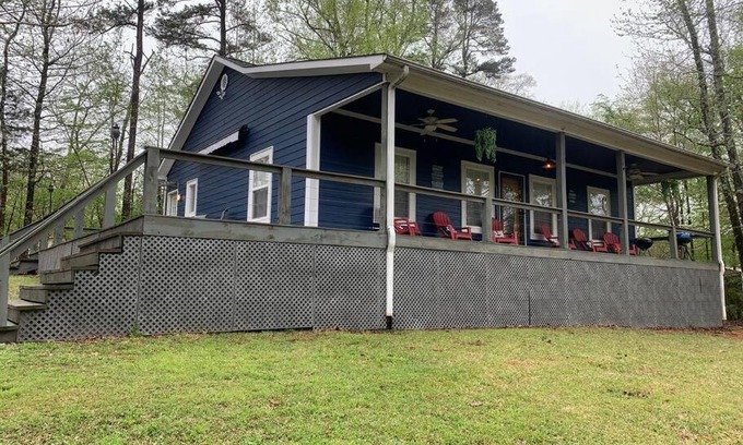 Counce House | Cozy Cabin with Oceanfront Views in Pickwick - 10/10 Rated