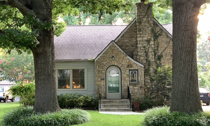Tulsa Cottage | Guest Rated 10/10: Cozy Stone Cottage Near Tulsa Attractions