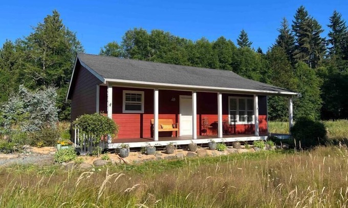 Buckley House | Inviting Farmhouse Retreat with Kitchen & 9.6/10 Rating