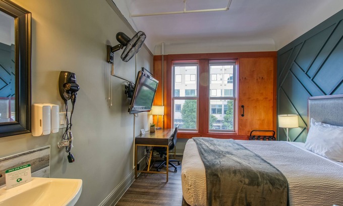 Downtown San Francisco Hotel | Cozy Downtown Room with Spa and Hot Tub Amenities
