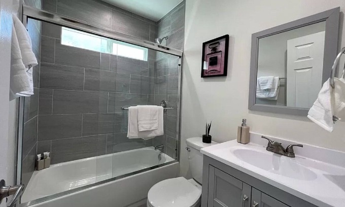 Sun Valley House | Cozy Villa Steps from Universal Studios - Family & Pet Friendly