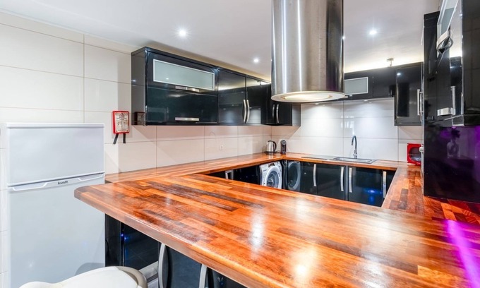 Barao de Sao Joao House | Cozy 3 BDR House with Kitchen for Family Getaways