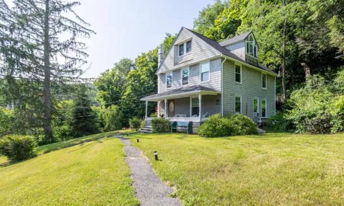 West Cornwall House | Relaxing 4BR Farmhouse with Ocean View - Ski & Hike Nearby