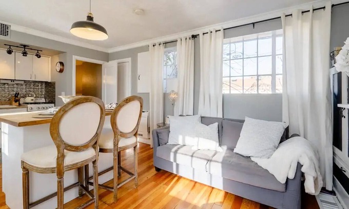 Liberty Wells House | Serene 1919 Escape: Family-Friendly with Kitchen & Breakfast