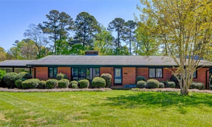 Jamestown House | Beautiful 8BR Home in Jamestown - Rated 10/10, Pet Friendly