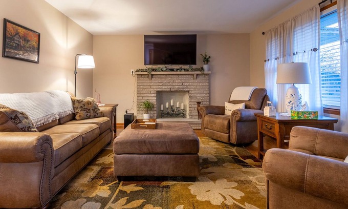 Lancaster House | Cozy 3 Bedroom Home in Lancaster with Ocean View