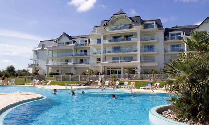 L'Aiguillon-sur-Vie Apartment | Inviting Apartment at a Golf Course with Great Amenities