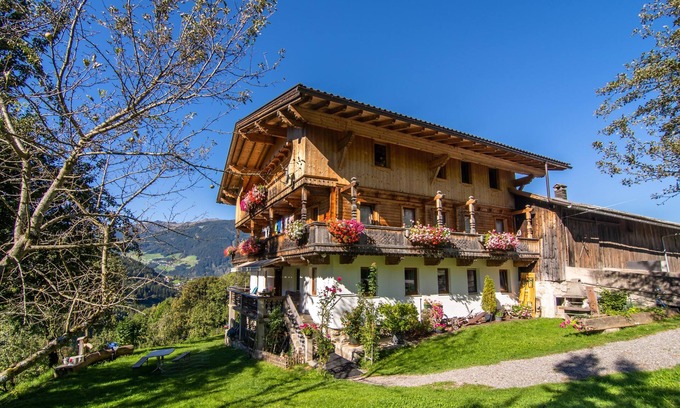 Gerlosbergeben Apartment | Cozy Farm Apartment with Kitchen & Breakfast Included