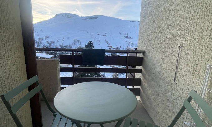 Mont-de-Lans Apartment | Cozy Ski-In/Ski-Out Apartment with Hot Tub & Lake View
