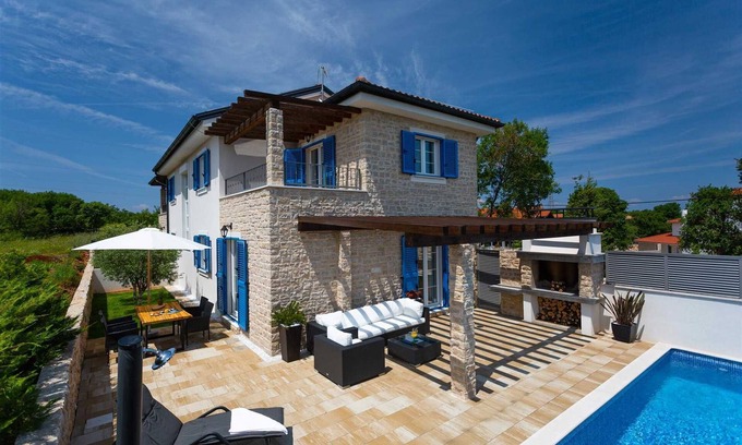 Rasopasno Apartment | Top-Rated Siesta Apartment with Pool and Ocean Views