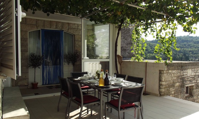 Zrnovo Apartment | Idyllic Apartment with Ocean View and Pool - Guest Rated 10/10