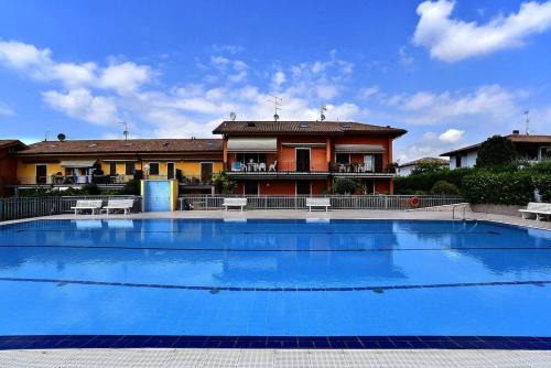 Pacengo Apartment | Relaxing Garden View Apartment in Pacengo, Pet Friendly