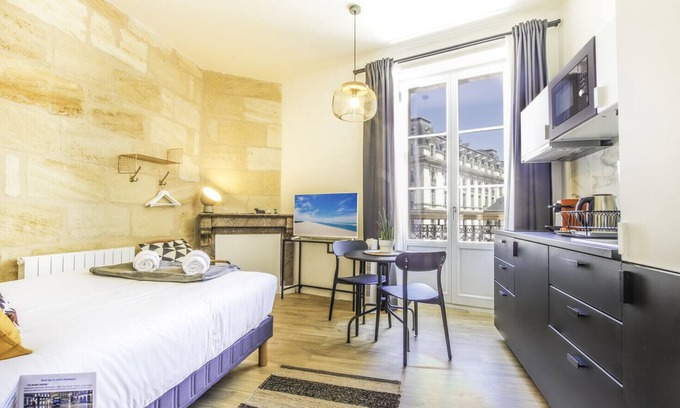 Bordeaux Sud Apartment | Beautifully Decorated Apartment for Two with Spa Access