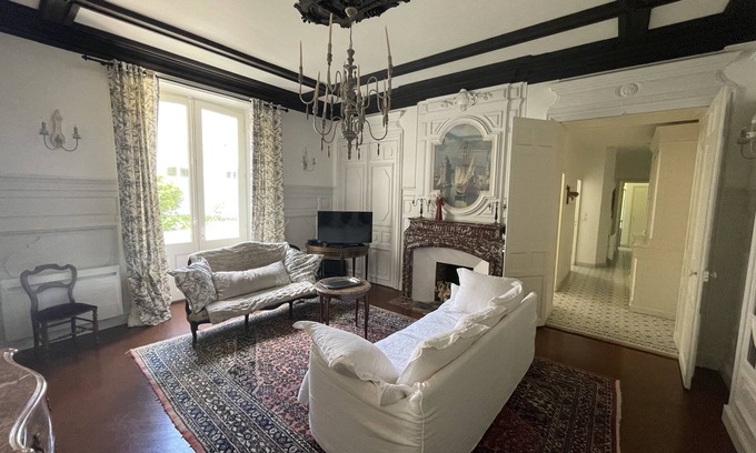 La Rochelle City Centre Apartment | Historic La Rochelle Apartment with Garden and Parking