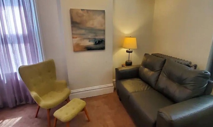 Lemay Apartment | Cozy Apartment Ideal for Traveling Nurses with Breakfast