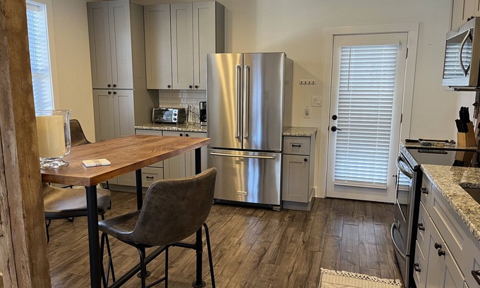 Flemington Apartment | Top-Rated Apartment in Flemington with Breakfast & Kitchen