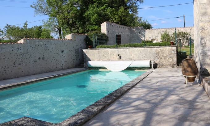 Allemans Apartment | Elegant Apartment in a 16th Century Mansion with Ocean View