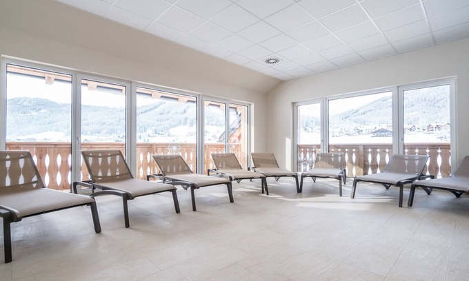 Gosau Apartment | Inviting Apartment in Gosau with Sauna and Pet-Friendly Options