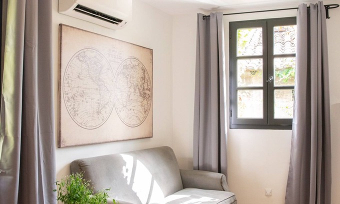 Arles City Centre Apartment | Historic Apartment with Kitchen & Breakfast, Rated 9.6/10